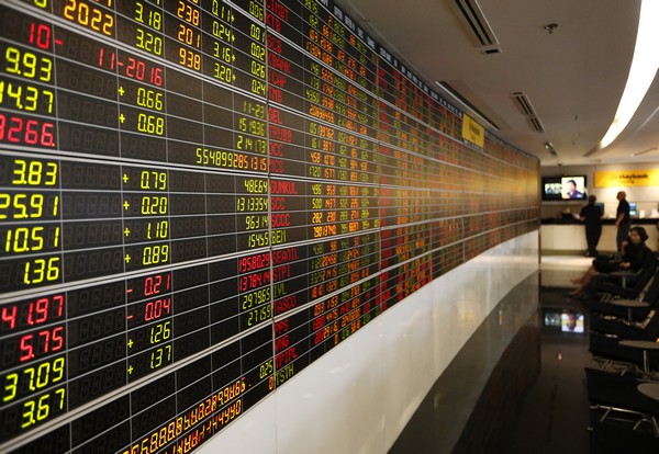 epa05625001 Thai investors look at an indicator board at a stock brokerage in Bangkok, Thailand, 10 November 2016. The Stock Exchange of Thailand (SET) main index rose up 13.18 points or 0.87 percent at the midday trading session as global markets rebounded after an initial plunge in response to the US presidential elections. EPA/RUNGROJ YONGRIT